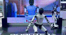 星动纪元具身智能 “六边形战士” 亮相WRC，全能实力Slay全场