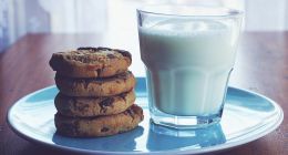 从“乳业第一股”到营收四连降，光明乳业能否迎来破局曙光？