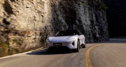 阿维塔起火连烧8车，销量与安全遭质疑