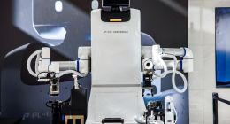 工业具身智能矩阵成型！普罗宇宙发布大白机器人2.0 及灵巧手