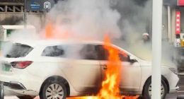 荣威新能源电车街头起火 未造成人员伤亡