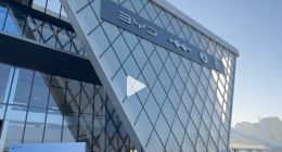 专业赛车场实测腾势易三方 操控超稳、关键时刻还能保命