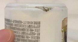 “认养一头牛”引争议：网红牛奶被曝有黑色异物