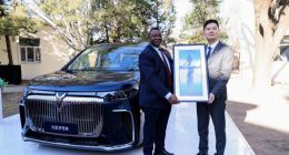 中国高端智造再获国际认可，岚图梦想家交付赞比亚驻华使馆