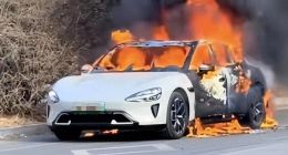 辽宁一小米SU7起火 疑似车内易燃物点燃