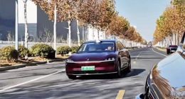 鸿蒙智行南通门店在市政道路拍摄越线变道视频，免责声明前后不一；该门店此前刚下架多条争议视频