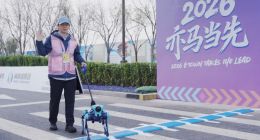 高德首款机器狗亮相亦庄机器人马拉松 ABot-Claw重新定义具身机器人的世界记忆