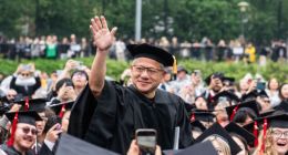黄仁勋获卡内基梅隆大学荣誉博士学位 英特尔CEO为他佩戴博士帽