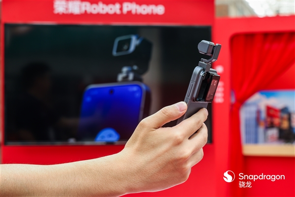全球首款机器人手机 荣耀Robot Phone高清真机图出炉：颠覆传统形态