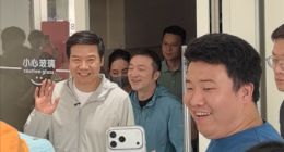 雷军空降武汉门店 粉丝拿13年前手机求签名 有人直言要用小米一辈子