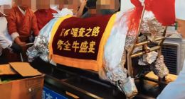 见者有份！俞敏洪在东方甄选门前请大家吃烤全牛
