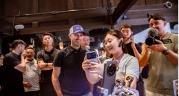张雪机车冠军车手德比斯探店荣耀宽窄巷子旗舰店，点赞荣耀 Robot Phone