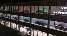 杭州一小米门店火上央视：二十多台真车摆满橱窗 整栋楼变巨型手办盒