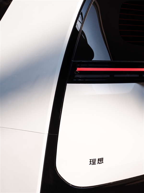 官方预热新一代理想MEGA：用上进化版熊猫白珍珠漆+白色飞碟轮毂
