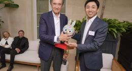 泡泡玛特王宁到访LVMH集团总部，集团掌门人率家族成员接待，赠送周年限量款Labubu玩偶