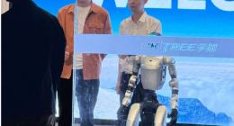 雷军现身宇树科技观看机器人表演 王兴兴陪同