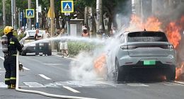 零跑C11在上海道路追尾爆燃，车头被烧塌