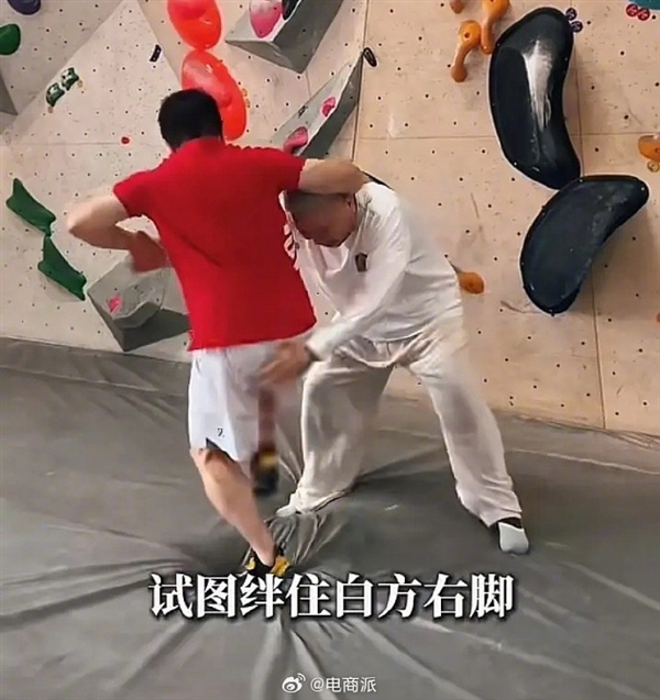 55岁周鸿祎和71岁马未都切磋摔跤！周鸿祎居然输了