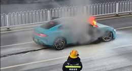 小米SU7行驶中底盘被金属板戳穿，电池包漏液起火